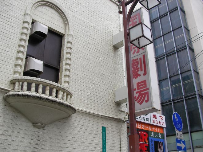 国際劇場の看板と街灯